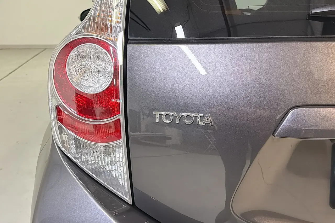 2013 Toyota Prius C Gallery Image 8