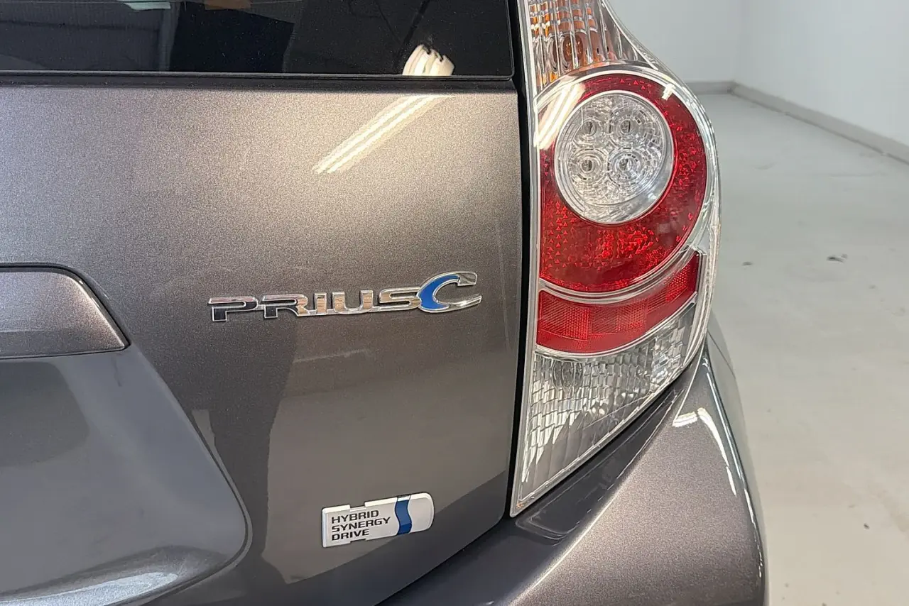 2013 Toyota Prius C Gallery Image 9