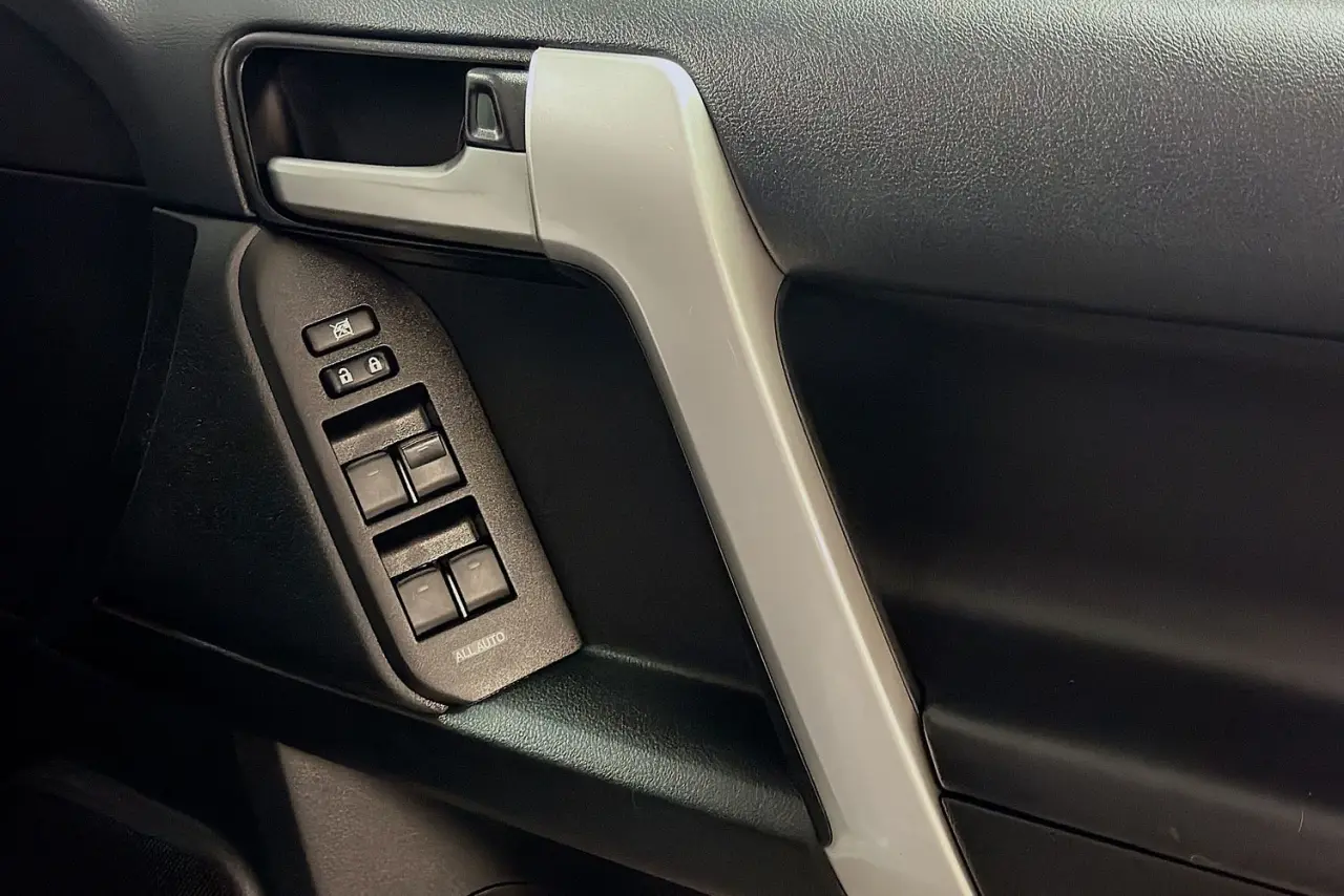 2019 Toyota Landcruiser Prado Gallery Image 24