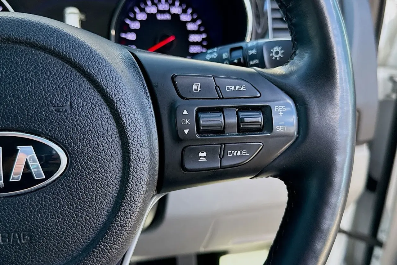 2020 Kia Carnival Gallery Image 19