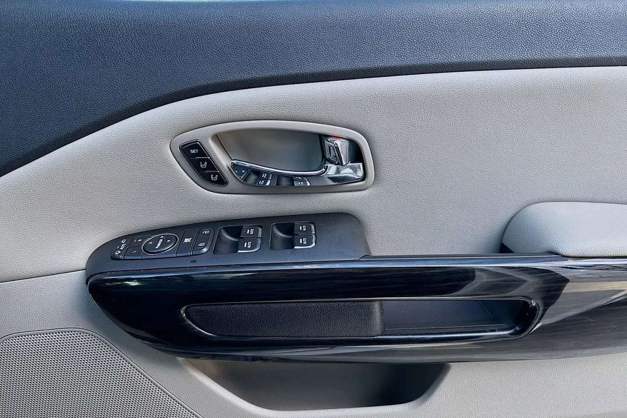 2020 Kia Carnival Gallery Image 23