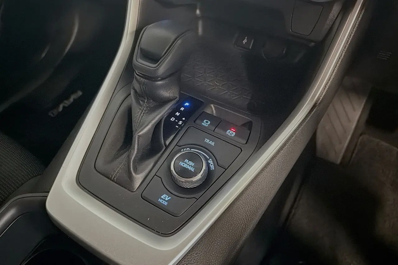 2022 Toyota RAV4 Gallery Image 17