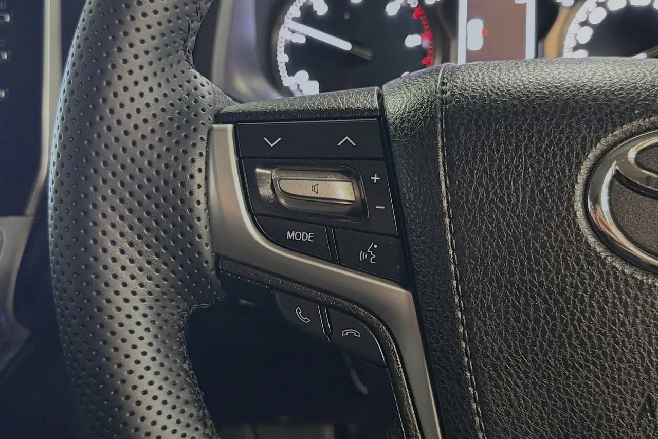 2020 Toyota Landcruiser Prado Gallery Image 18