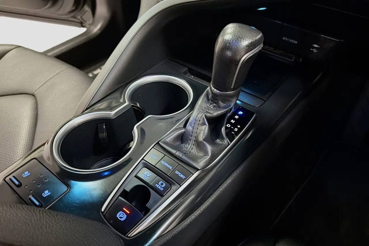 2020 Toyota Camry Gallery Image 18