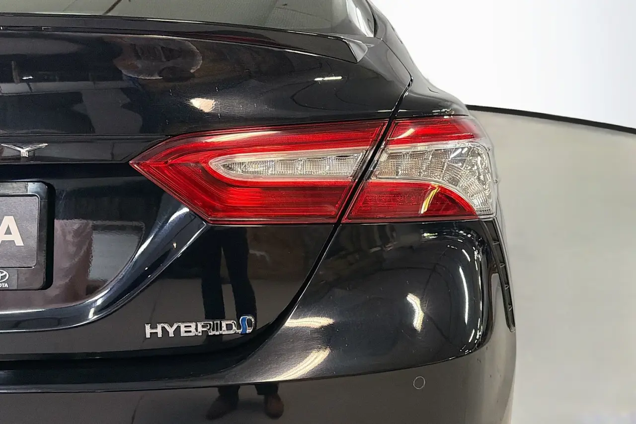 2020 Toyota Camry Gallery Image 9