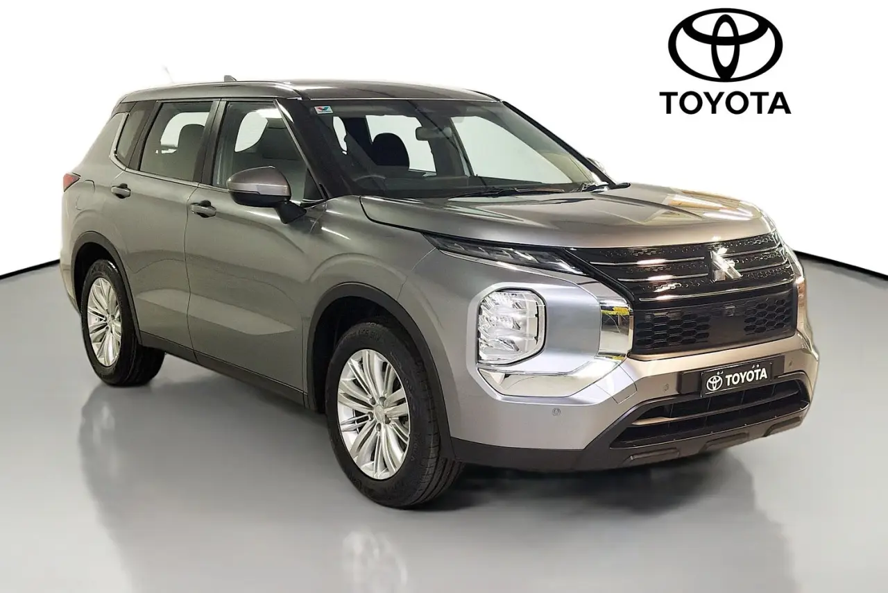 2023 Mitsubishi Outlander Gallery Image 1