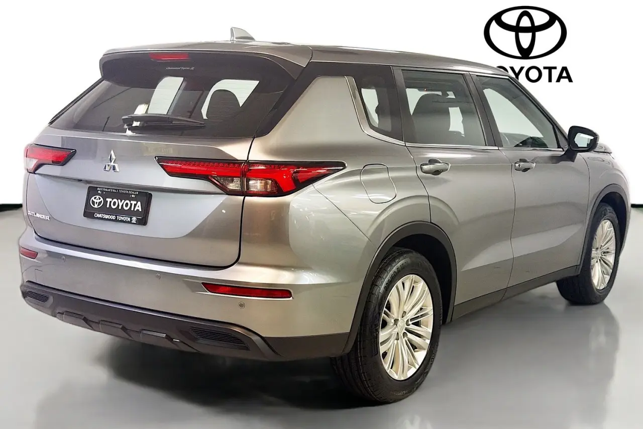 2023 Mitsubishi Outlander Gallery Image 10