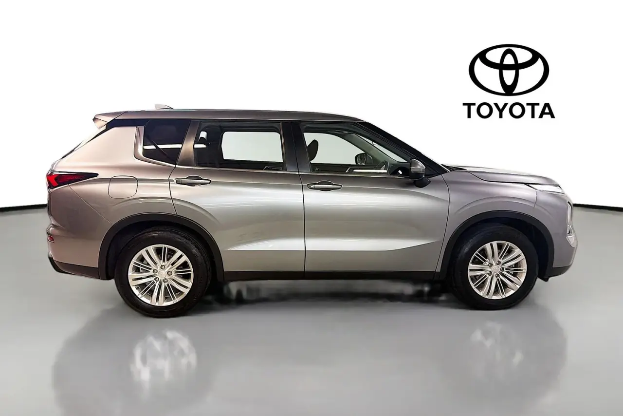 2023 Mitsubishi Outlander Gallery Image 11
