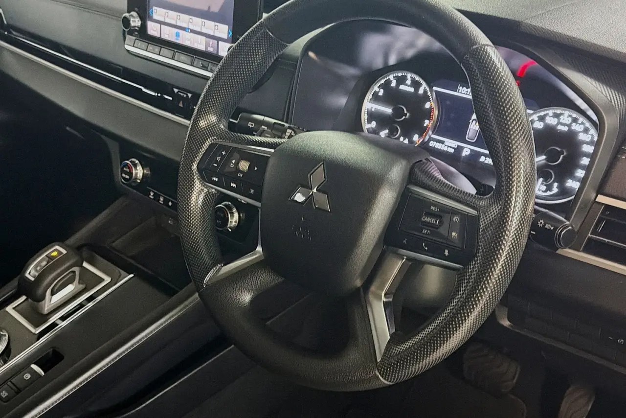 2023 Mitsubishi Outlander Gallery Image 13