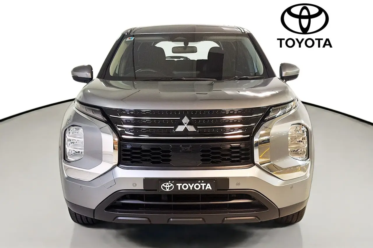 2023 Mitsubishi Outlander Gallery Image 2