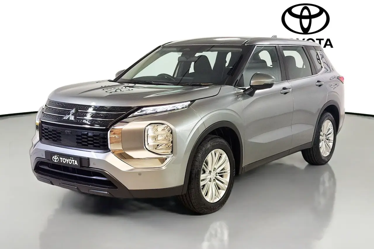 2023 Mitsubishi Outlander Gallery Image 4