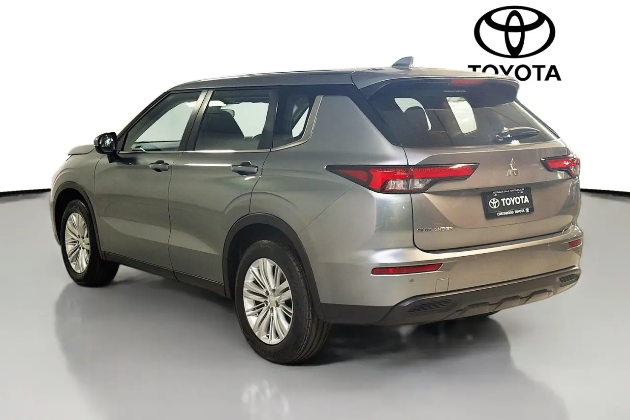 2023 Mitsubishi Outlander Gallery Image 6