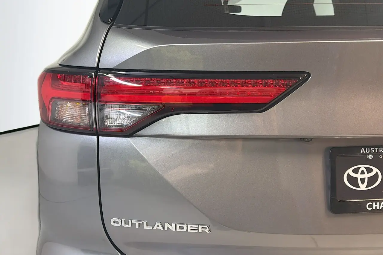 2023 Mitsubishi Outlander Gallery Image 8