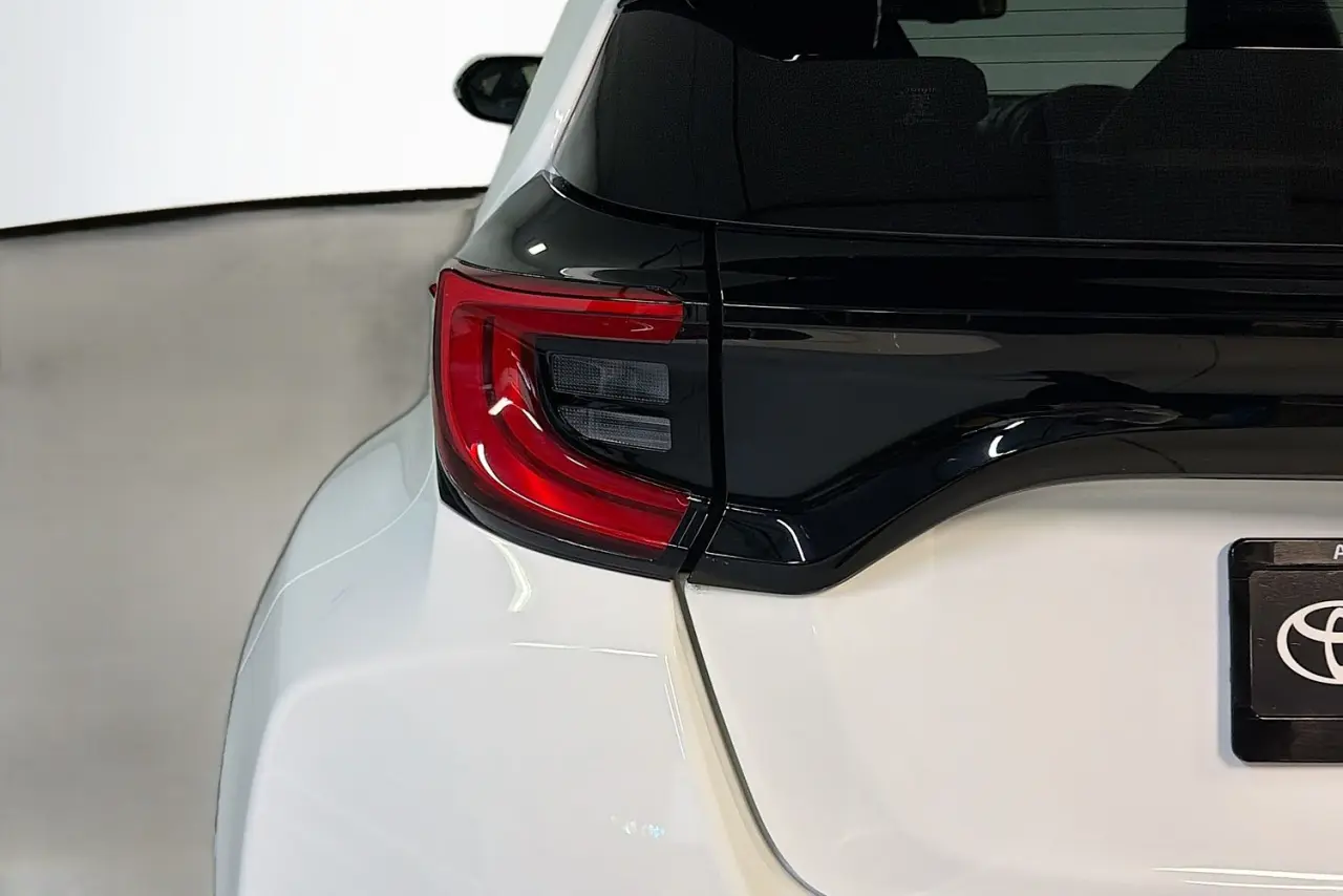 2021 Toyota Yaris Gallery Image 8