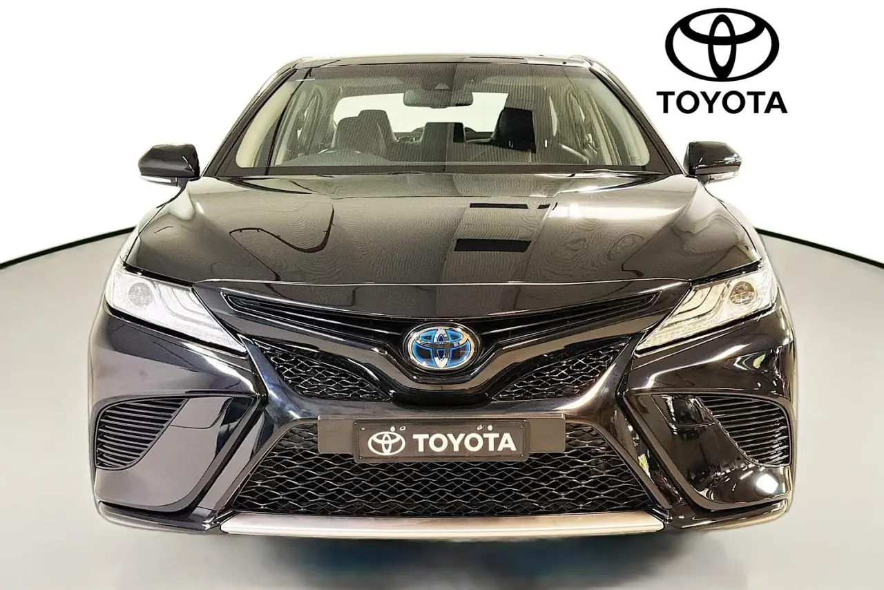 2020 Toyota Camry Gallery Image 2