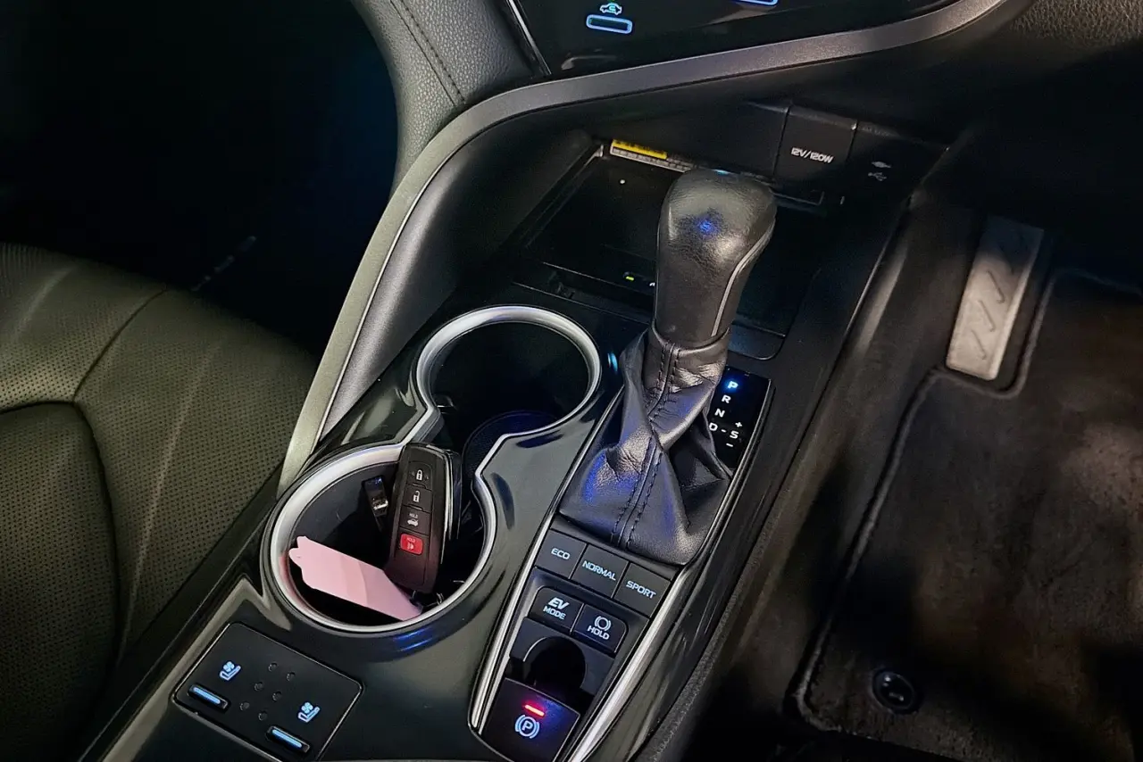 2020 Toyota Camry Gallery Image 18