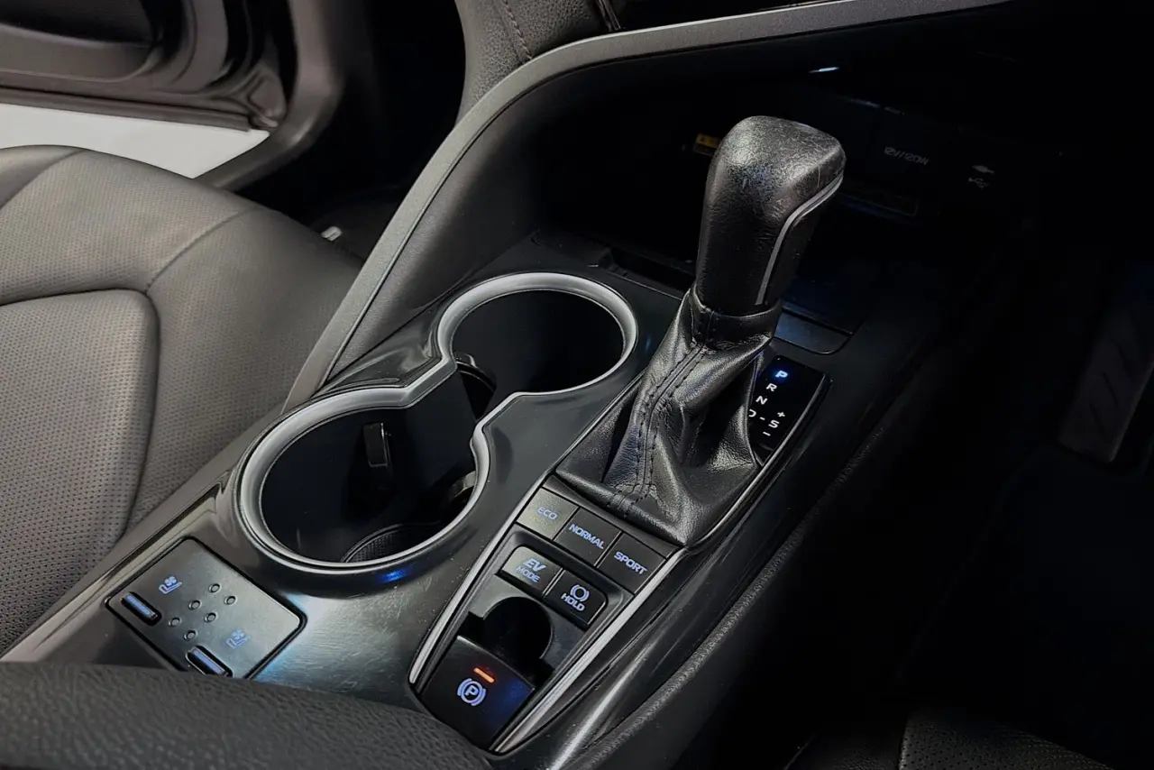 2020 Toyota Camry Gallery Image 18