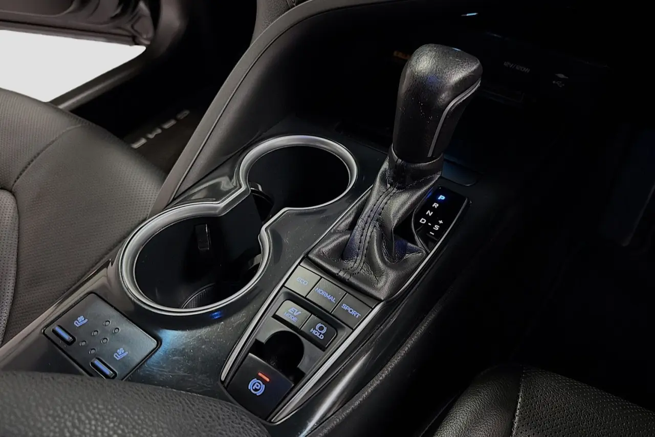 2020 Toyota Camry Gallery Image 18