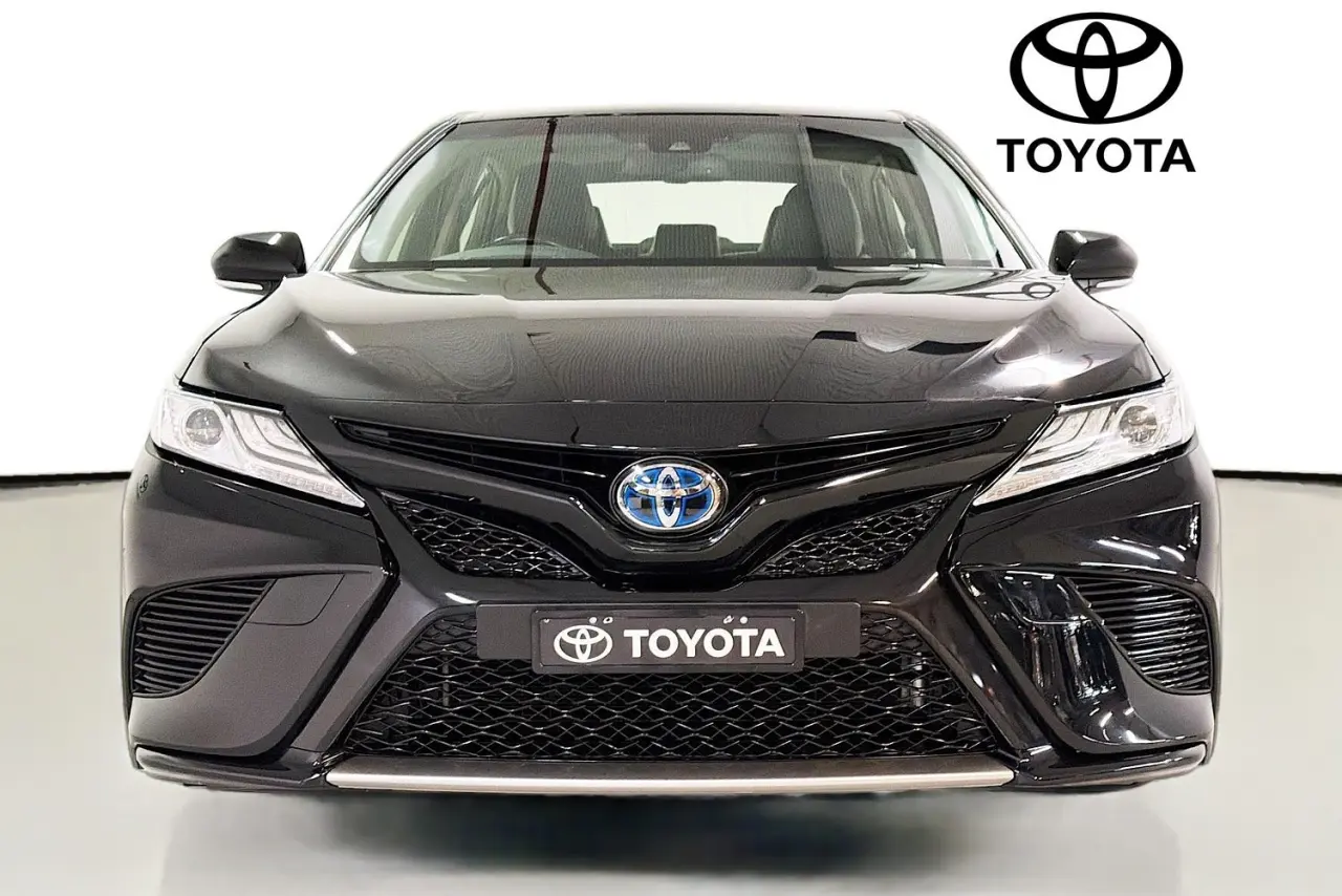 2020 Toyota Camry Gallery Image 2