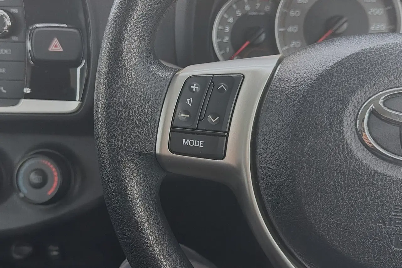 2015 Toyota Yaris Gallery Image 17
