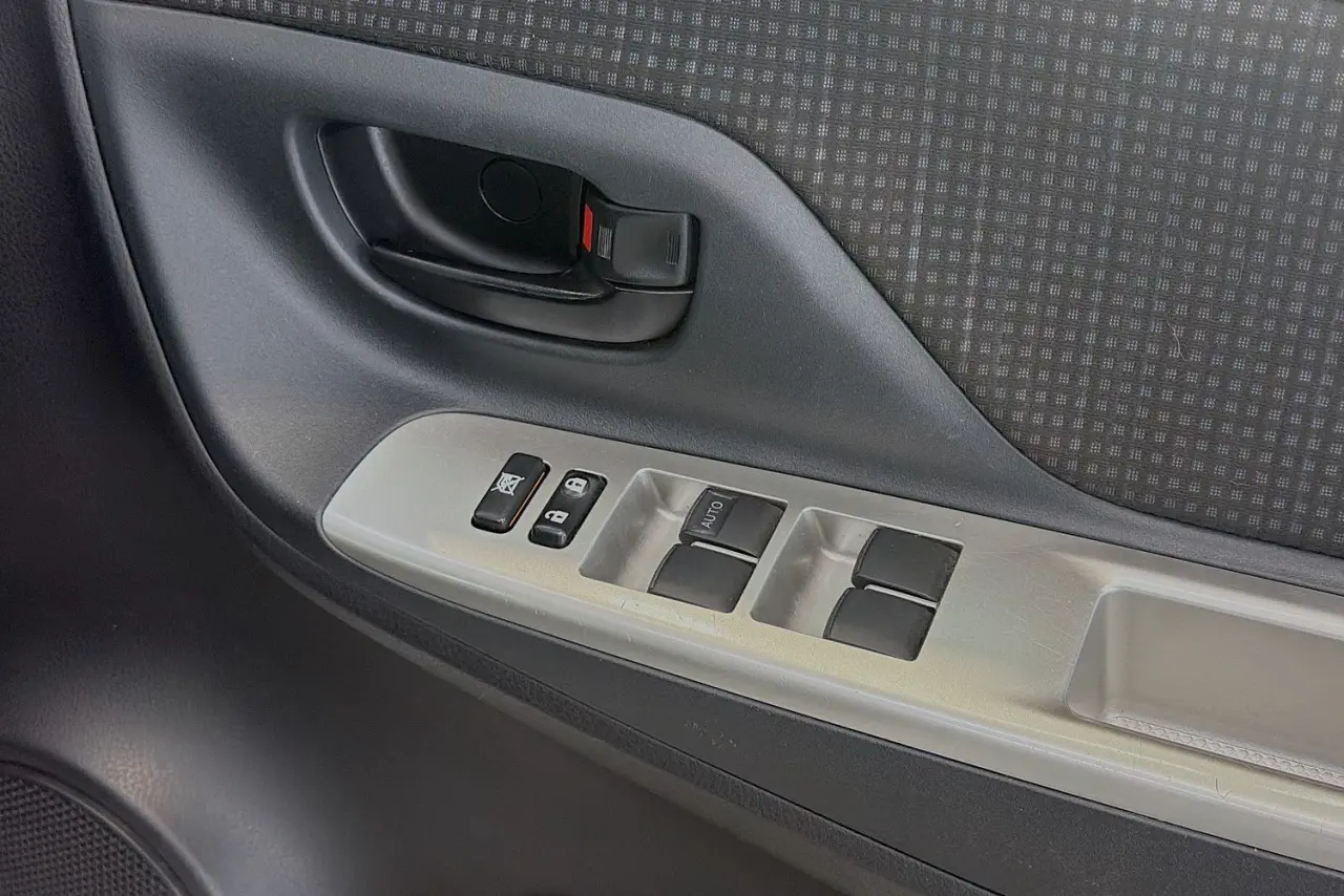 2015 Toyota Yaris Gallery Image 22