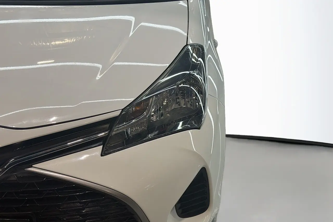 2015 Toyota Yaris Gallery Image 3