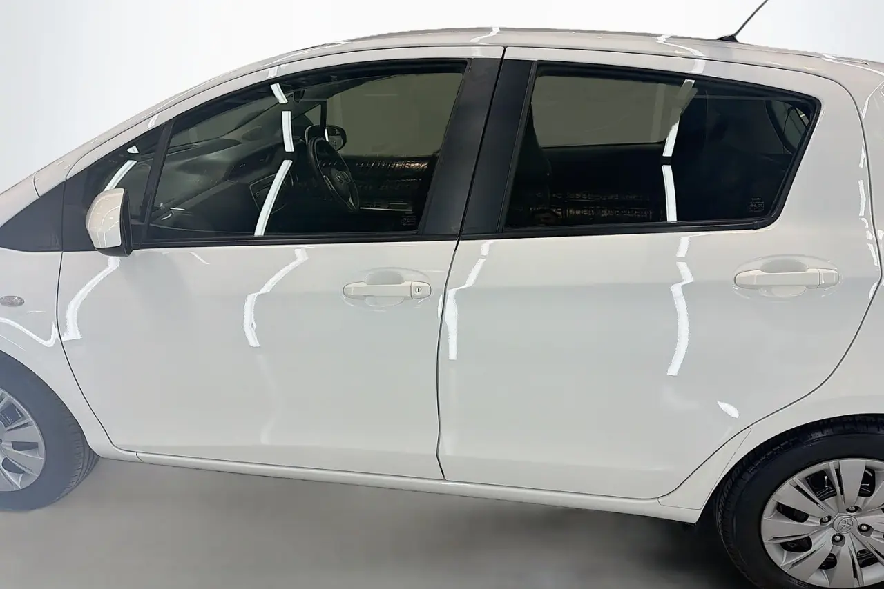 2015 Toyota Yaris Gallery Image 5