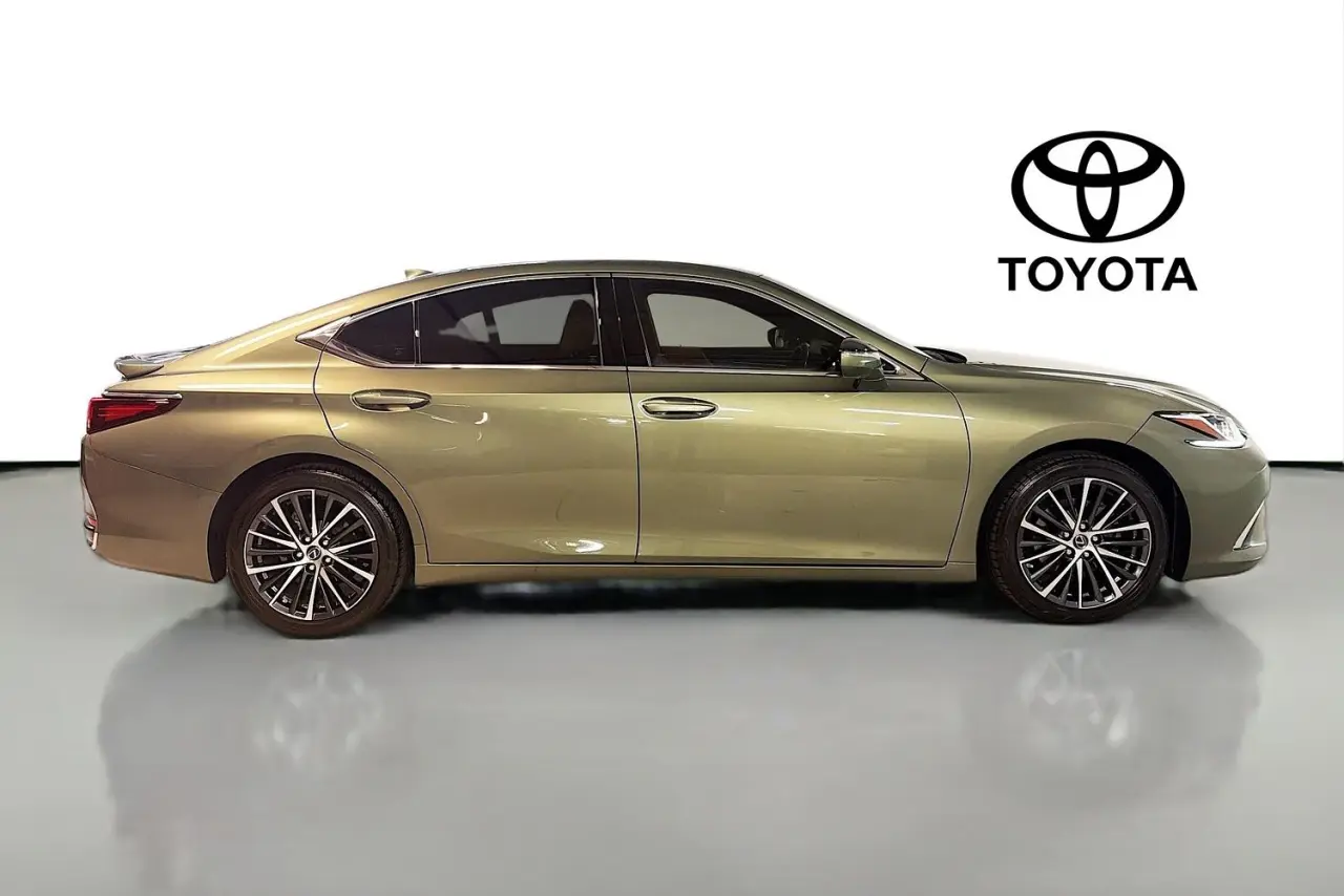 2023 Lexus ES Gallery Image 11