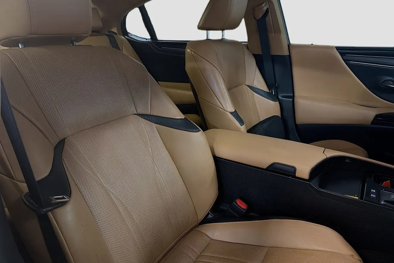 2023 Lexus ES Gallery Image 13