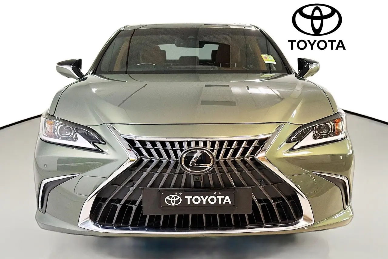 2023 Lexus ES Gallery Image 2