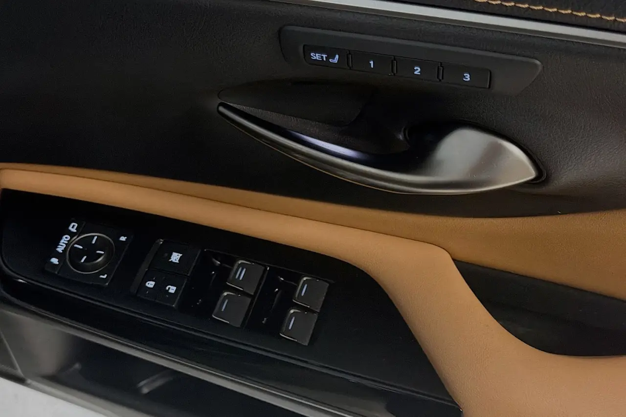 2023 Lexus ES Gallery Image 24