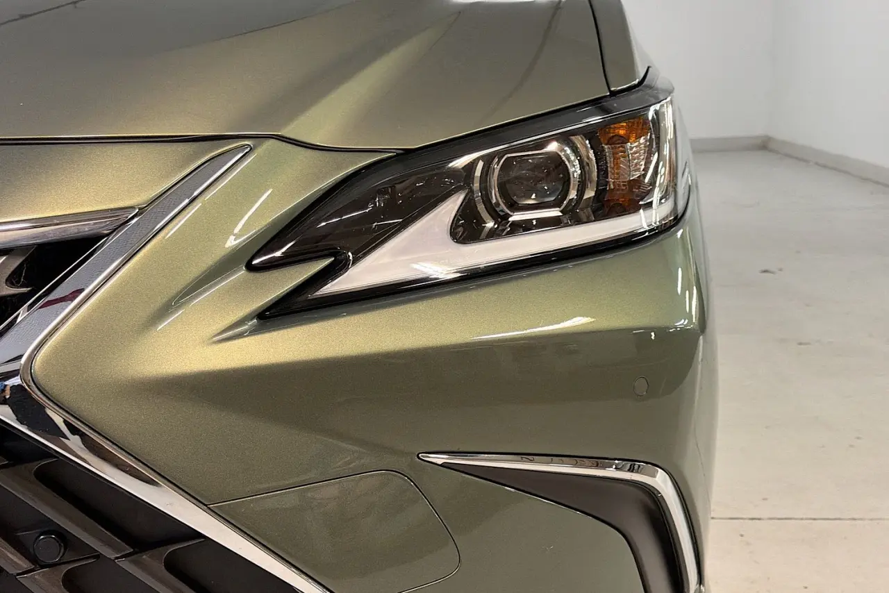2023 Lexus ES Gallery Image 3