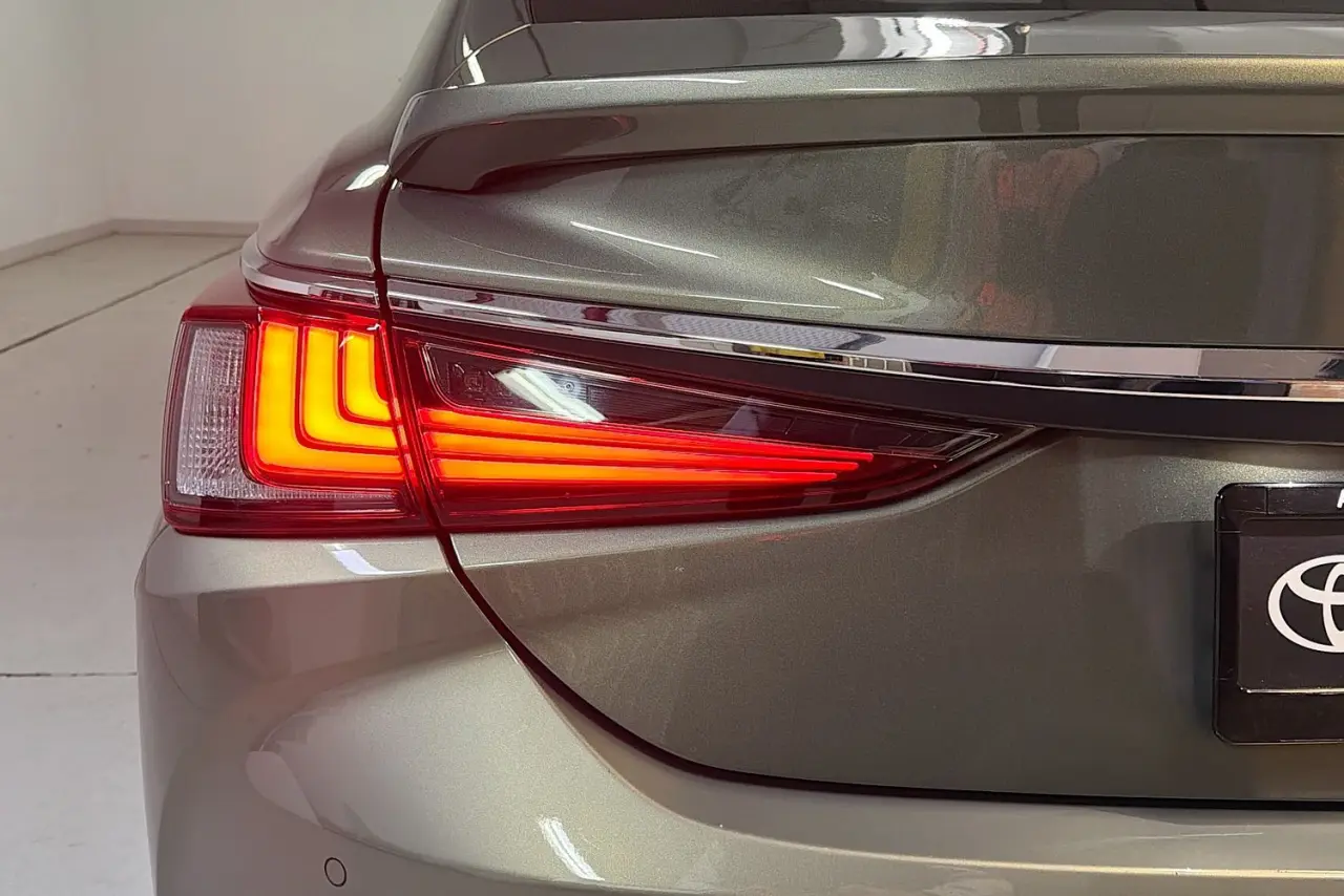 2023 Lexus ES Gallery Image 8