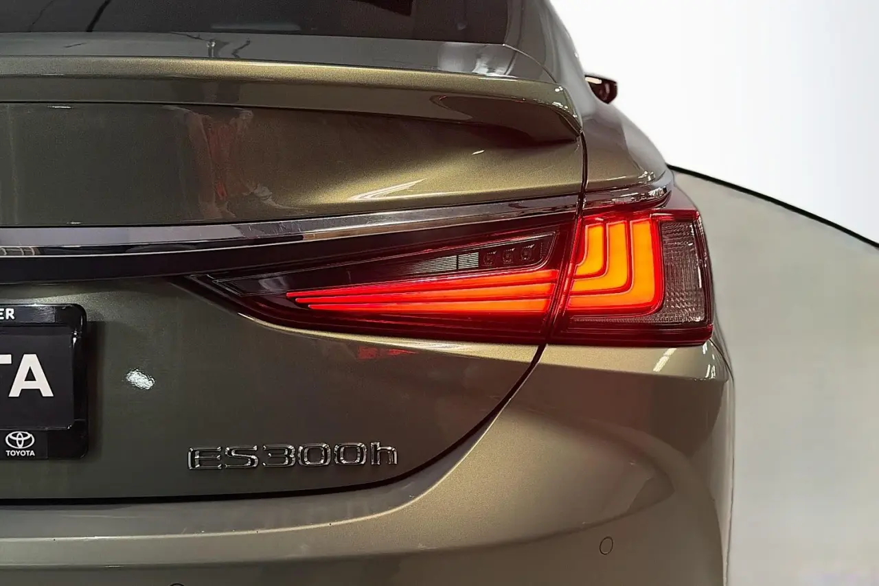 2023 Lexus ES Gallery Image 9