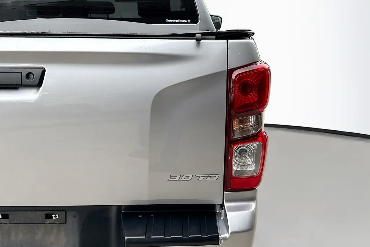 2021 Isuzu D-MAX Gallery Image 9