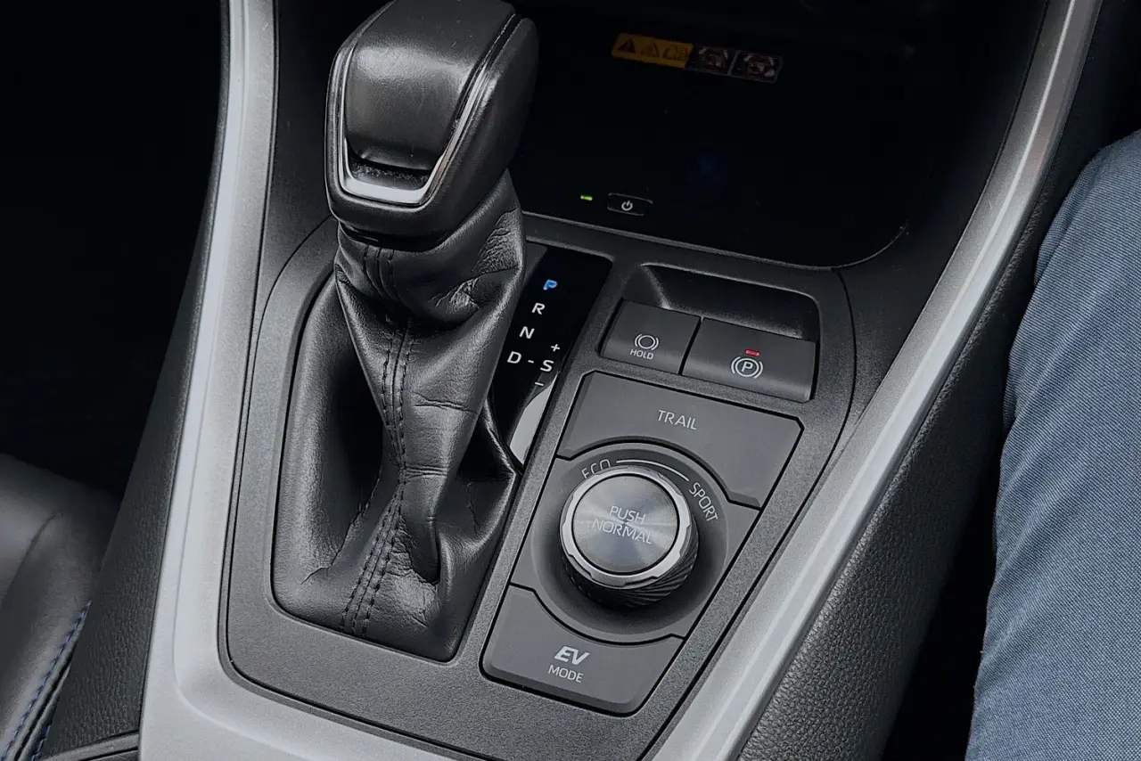 2025 Toyota RAV4 Gallery Image 17