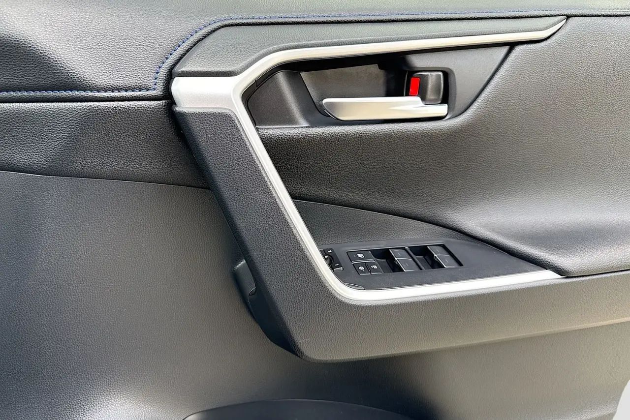 2025 Toyota RAV4 Gallery Image 23