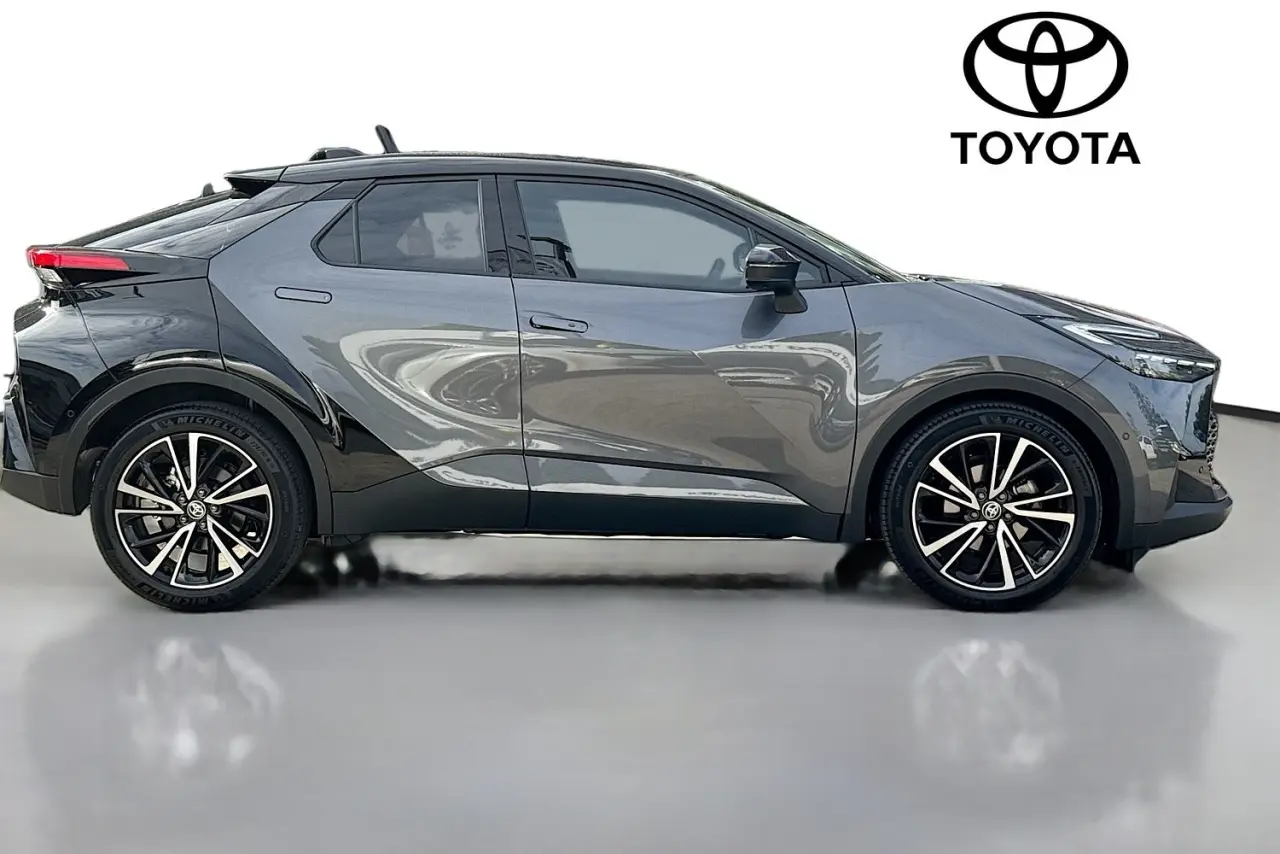 2025 Toyota C-HR Gallery Image 11