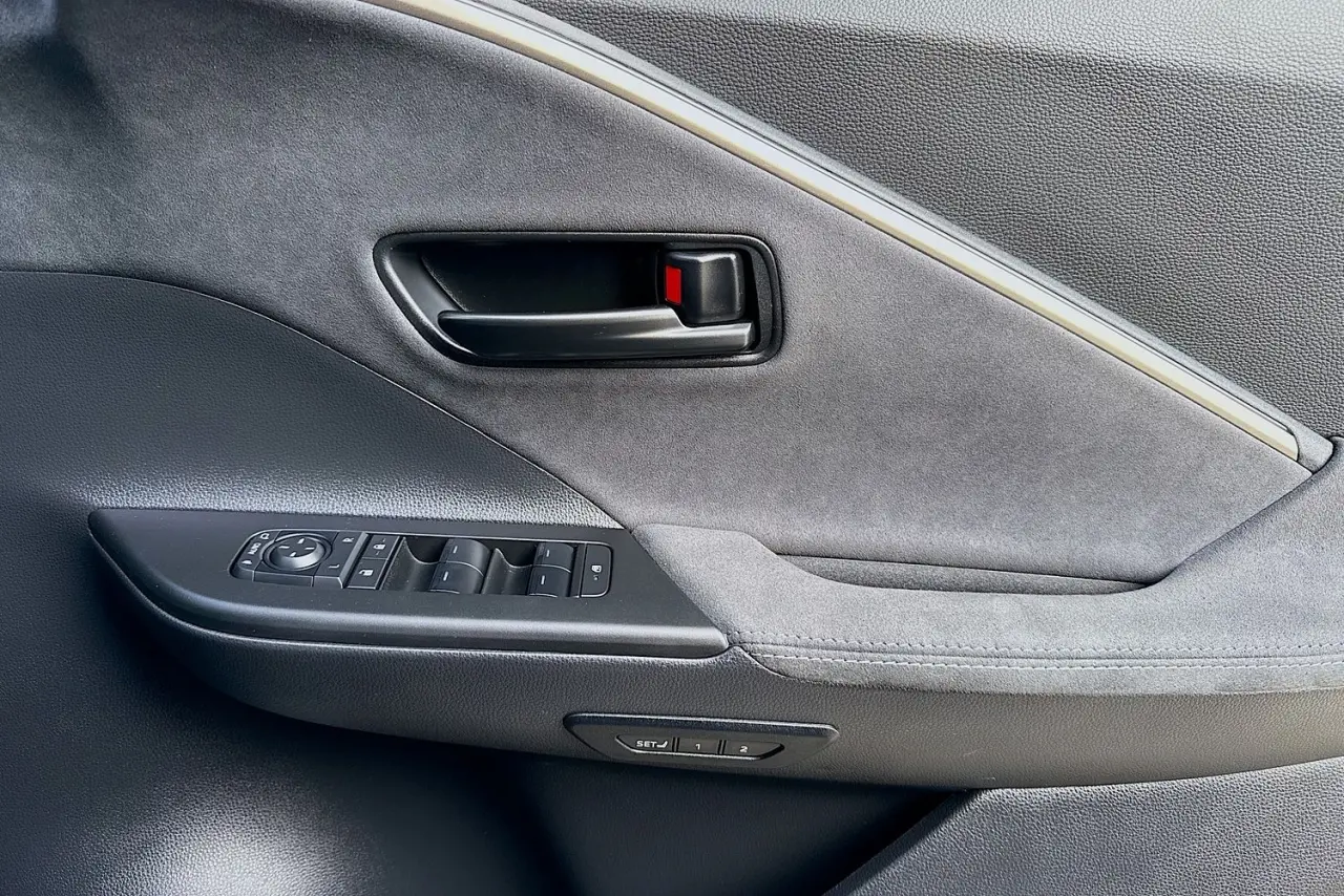2025 Toyota C-HR Gallery Image 24
