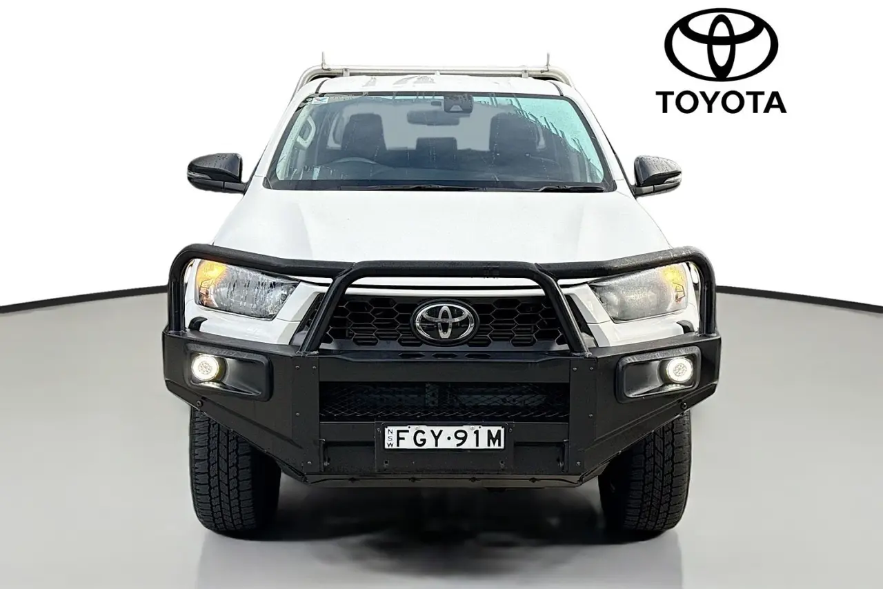 2024 Toyota Hilux Gallery Image 2