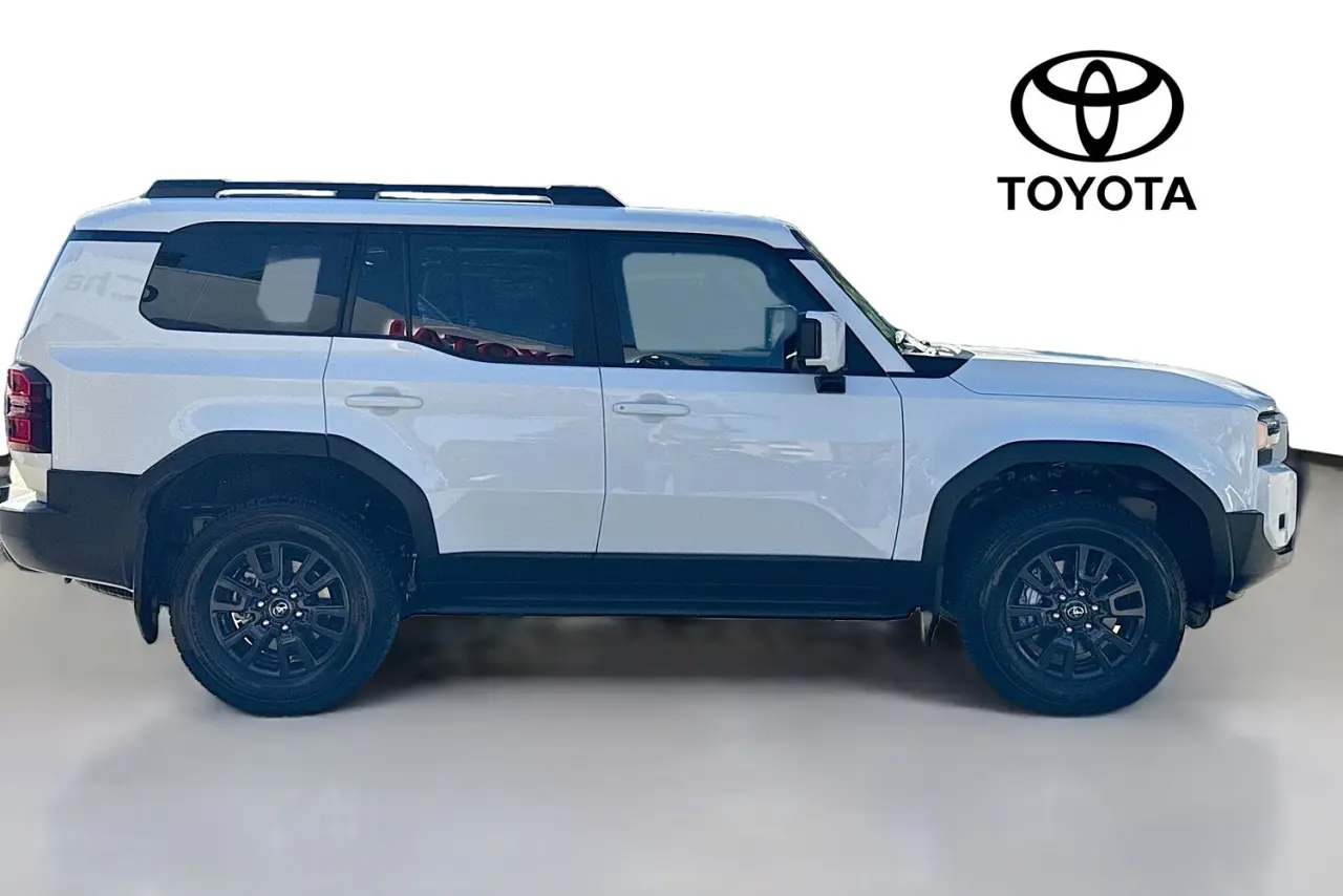 2025 Toyota Landcruiser Prado Gallery Image 11