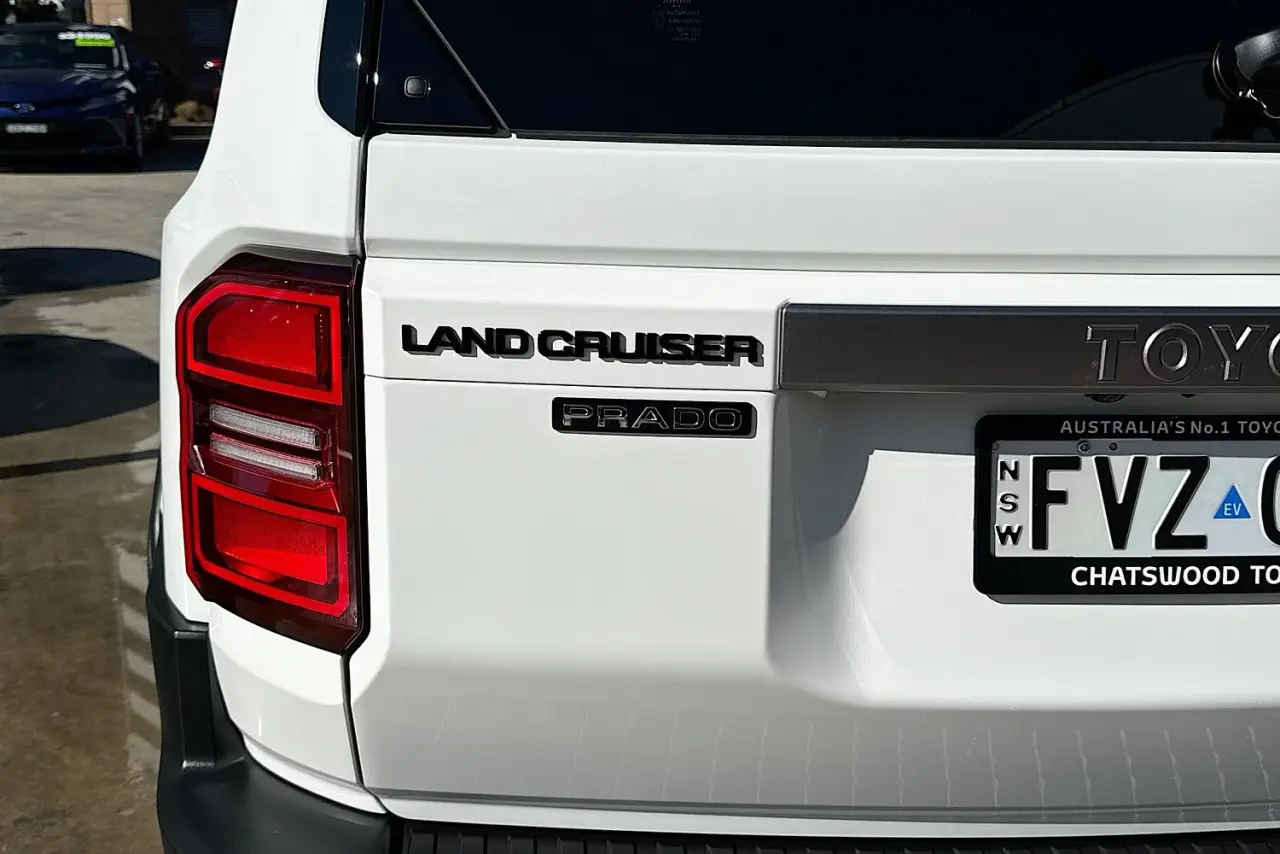 2025 Toyota Landcruiser Prado Gallery Image 8