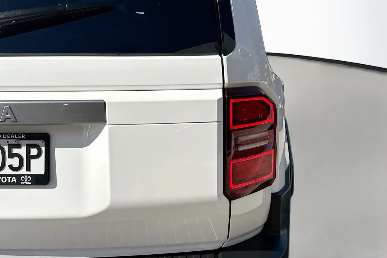 2025 Toyota Landcruiser Prado Gallery Image 9