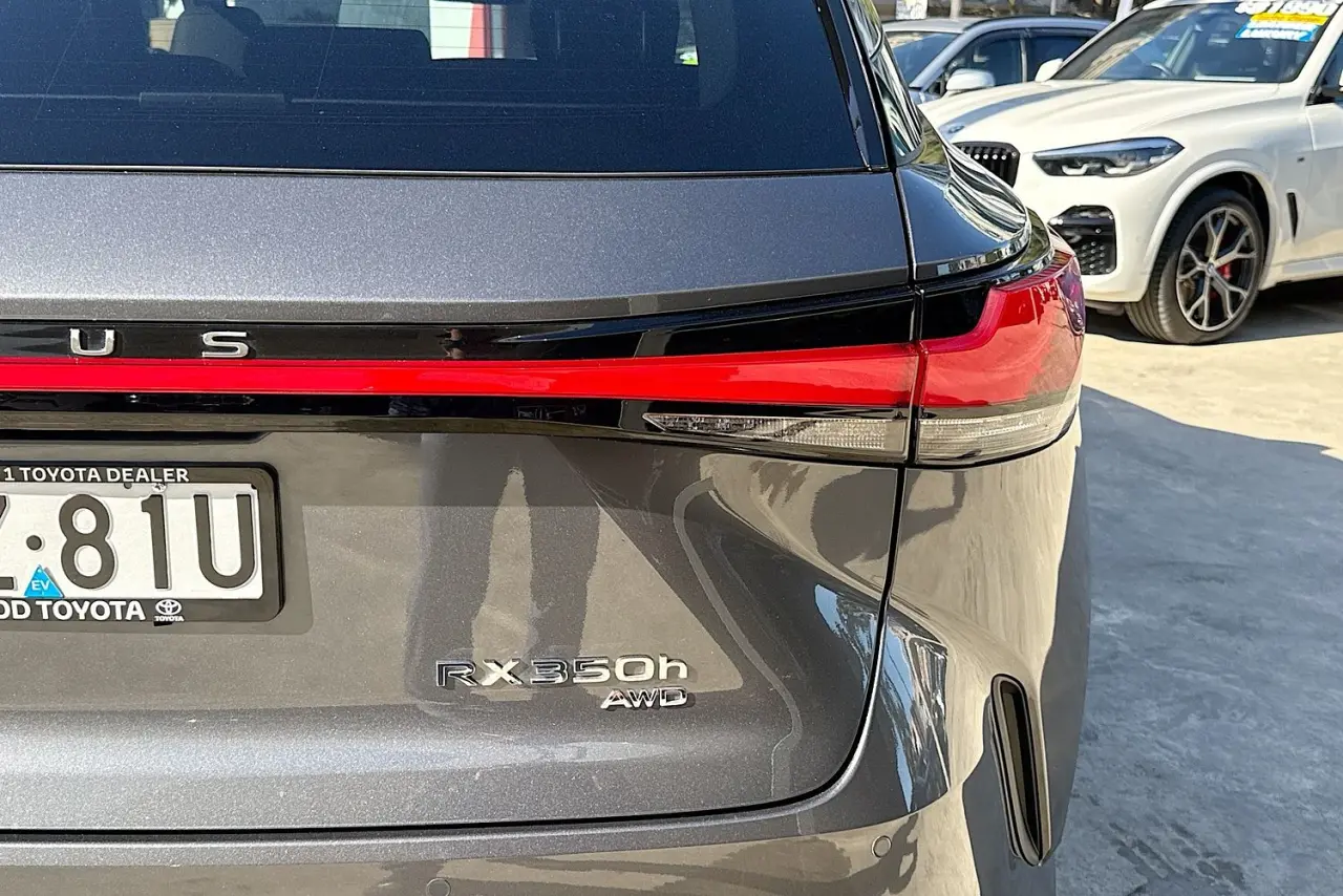 2025 Lexus RX Gallery Image 9