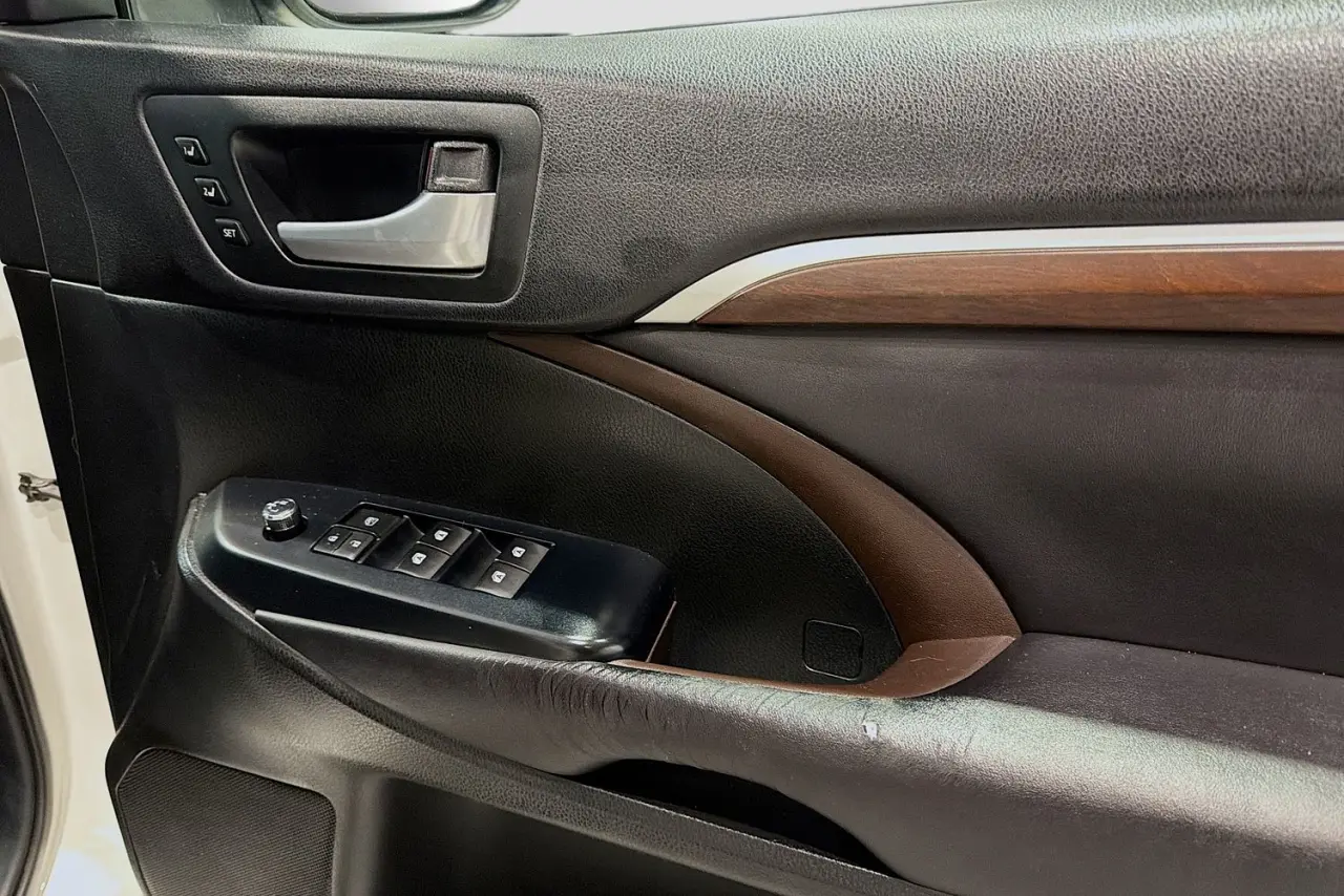 2016 Toyota Kluger Gallery Image 24