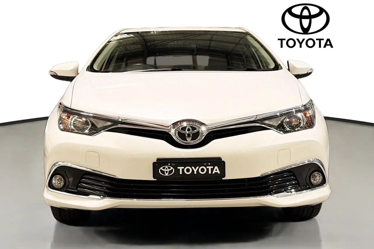 2017 Toyota Corolla Gallery Image 2