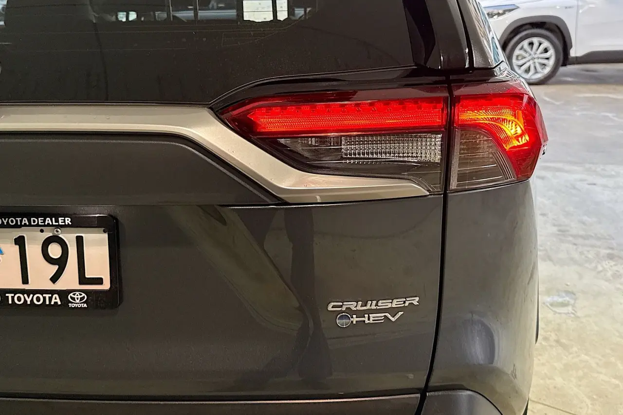 2025 Toyota RAV4 Gallery Image 17