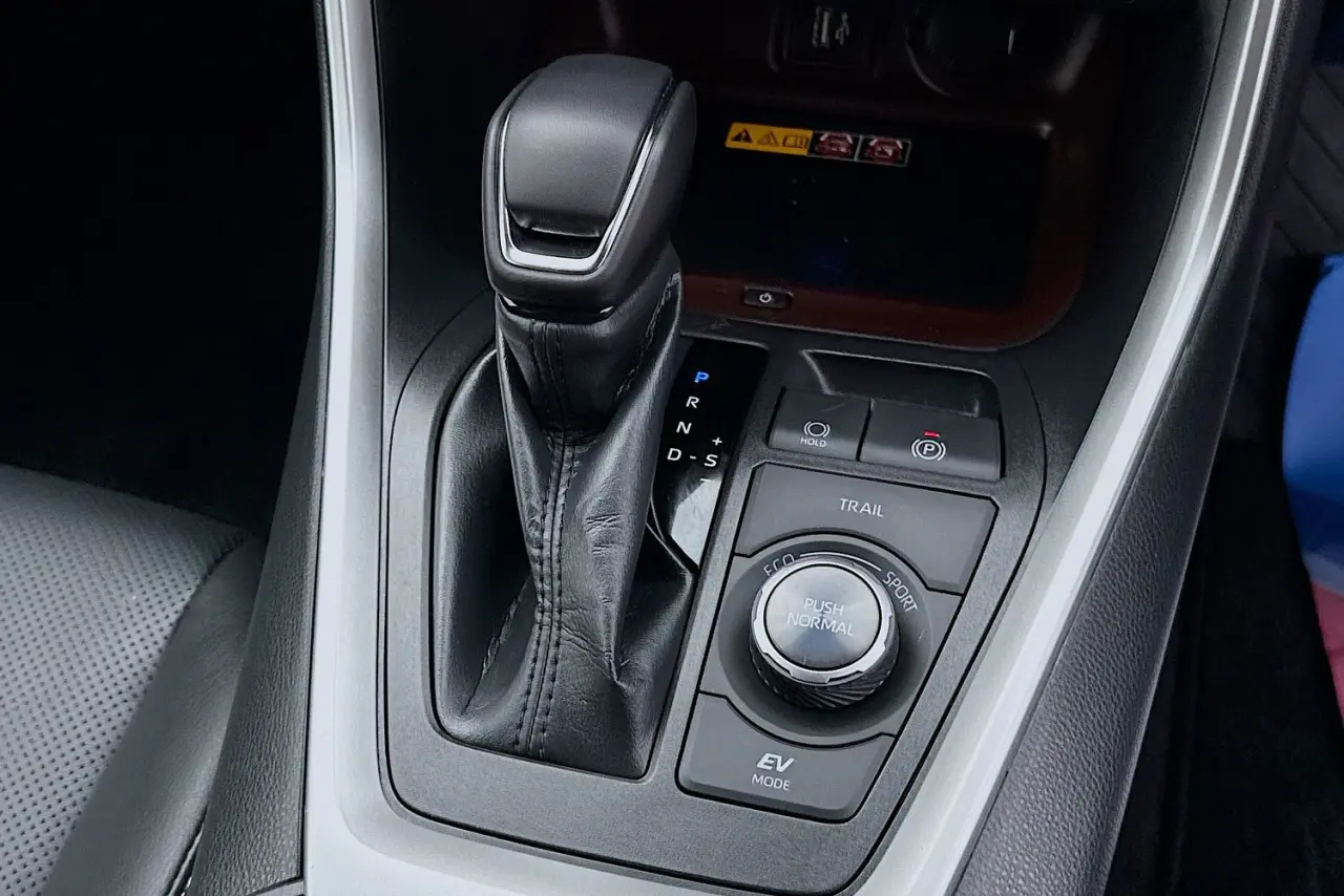 2025 Toyota RAV4 Gallery Image 36