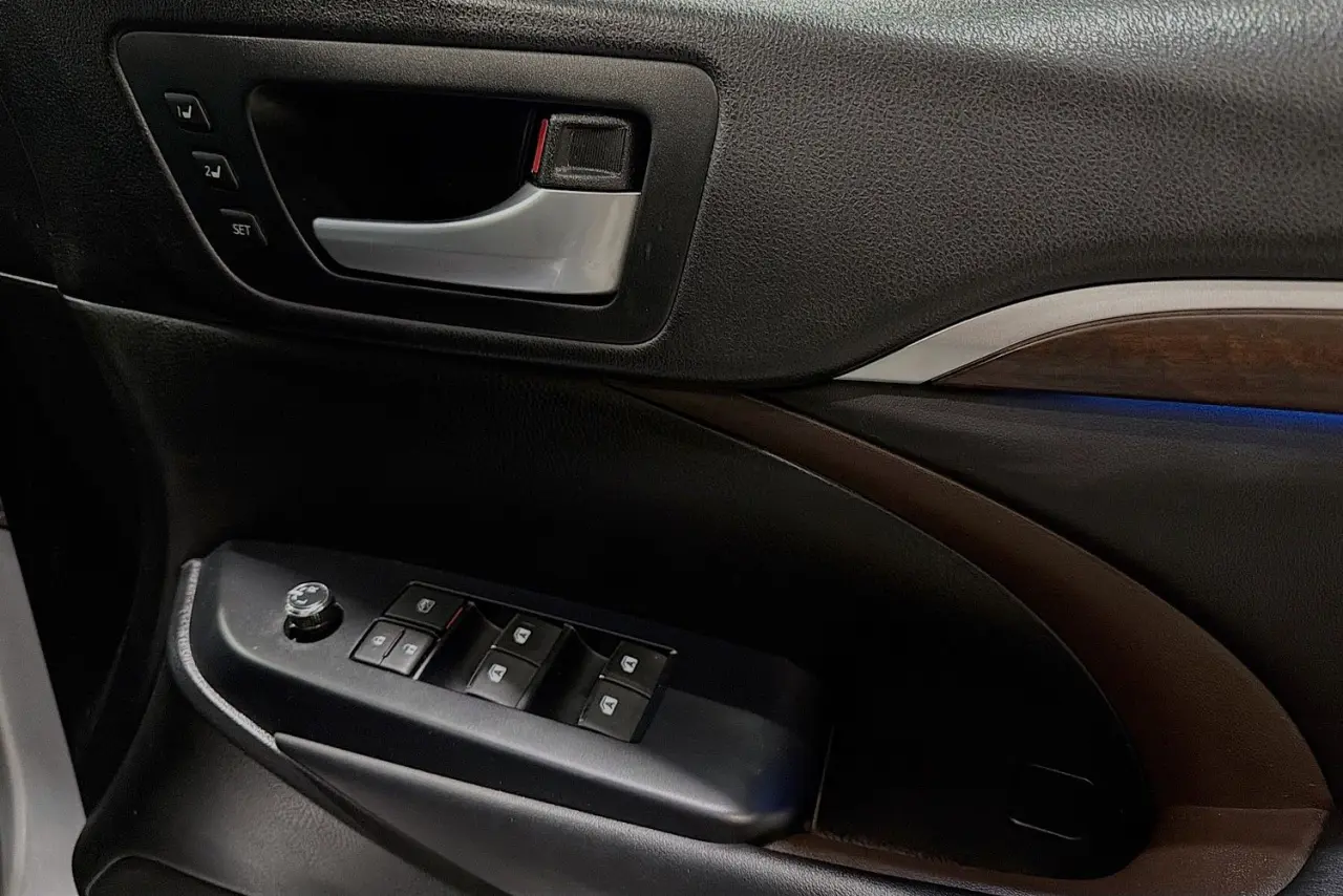 2016 Toyota Kluger Gallery Image 24