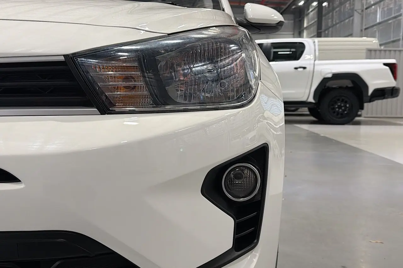 2022 Kia Rio Gallery Image 3